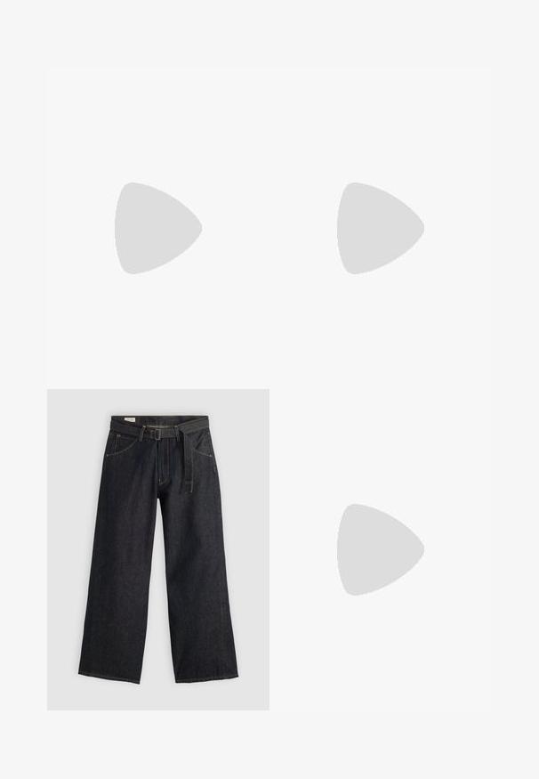 Svart tank topp laget av myk bomull. Har rund halslinning og brede armhull, uten synlige mønstre eller detaljer.; Mørk denim vidde bukser med belte i midjen, som har frontlommer og kontraststing. Glatt tekstur med et rent design.; Svarte skinn dressko med spiss tå, med snøring og lys brunt sting, kombinert med olivengrønne bukser.; Denim laptop sleeve, quiltet design, marineblå farge, gullglidelås, lærdetalj. Holdt av en person som har på seg en grønnstripet skjorte.