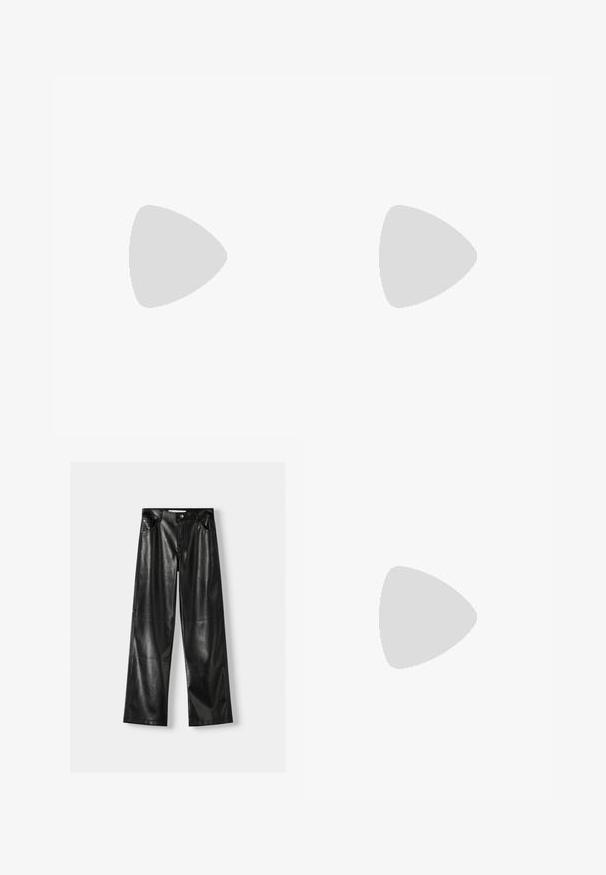 Zwei Langarmshirts: eines schwarz und eines weiß. Beide haben einen runden Ausschnitt und eine glatte, gerippte Textur. Markenlabel im Ausschnitt sichtbar.; Schwarze Leder-Hose im weit geschnittenen Stil mit glänzender Oberfläche, ausgestattet mit zwei vorderen Taschen, einem Knopfverschluss und sichtbaren Nahtdetails.; Sportschuhe mit einem Obermaterial aus weißem Leder, grauer Wildleder-Zehenkappe und drei schwarzen Streifen. Sie verfügen über ein blaues Logo auf der Zunge und eine strukturierte Gummisohle.; Schwarze Sonnenbrille mit rechteckigem Rahmen, dunkelgrauen Gläsern und glatter Kunststoffoberfläche. Auffälliges Logo-Element an der Seite.; Schwarze Nylon-Umhängetasche mit geschwungener Form, silbernem Kettenakzent, abnehmbarem Mini-Pouch und verstellbarem Trageriemen; mit "Steve Madden"-Logo.