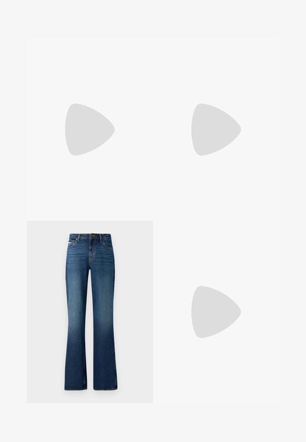 Khaki ribots tvertnes blūze ar kvadrātveida dekoltē, kuras centrā ir neliela metāla trīsstūra detaļa. Mīksta, teksturēta auduma.; Izliekta tipa džinsi vidējā ziliem toņiem, ar klasisko piecu kabatu dizainu, ar pogu aizdari un nedaudz izbalējušu tekstūru.; Baltas ādas sporta apavi ar biezu balto zoli, melna zamša uzpura un izspiestais logotips sānos. Šņorējuma dizains ar sešiem acu caurumiem.; Melni pārmēru saulesbrilles ar ģeometrisku formu, kas aprīkotas ar tumšiem stikliem un kontrastējošu pelēku akcentu uz rāmja. Logo uz kājas.