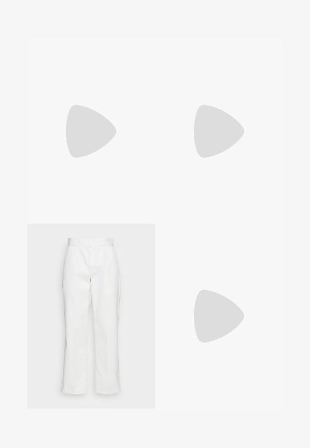 Melnas T-krekls ar pelēkiem akcentiem, īsām piedurknēm, apaļu kakla izgriezumu, ar BMW un Puma logo, kā arī ar ciparu '4' uz piedurknes.; Baltie kokvilnas bikses ar taisnu kāju dizainu, jostu cilpiņām un sānu kabatām, ar gludu tekstūru un minimālu apdari.; Baltās sporta kurpes ar sietveida un sintētiskām paneļiem, tirkīza akcentiem, noapaļota purngala daļa, auklu aizdare priekšpusē un melna gumijas zole.; Melnas saulesbrilles ar apaļu, nedaudz viļņotu rāmi, tumšiem lēcu un taisniem melniem kātiem. Gluda, spīdīga virsma bez redzamām kontūrām.