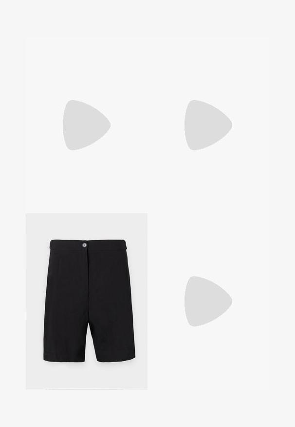 Marineblauw longsleeve top met een vierkante halslijn, gemaakt van een gladde, rekbare stof. Heeft een getailleerde pasvorm en minimale stiksel details.; Zwarte shorts van lichtgewicht stof, met een getailleerd ontwerp, knoopsluiting aan de voorkant, platte tailleband en rechte pijpen.; Zwarte leren sandaal met gouden gespaccenten, voorzien van meerdere banden en een vlakke zool voor open-teenschoen gebruik.; Bruine lederen schoudertas met textuur, voorzien van een gouden kettingstrap en klepsluiting. De voorkant heeft een logo-detail en een zak onder de klep.