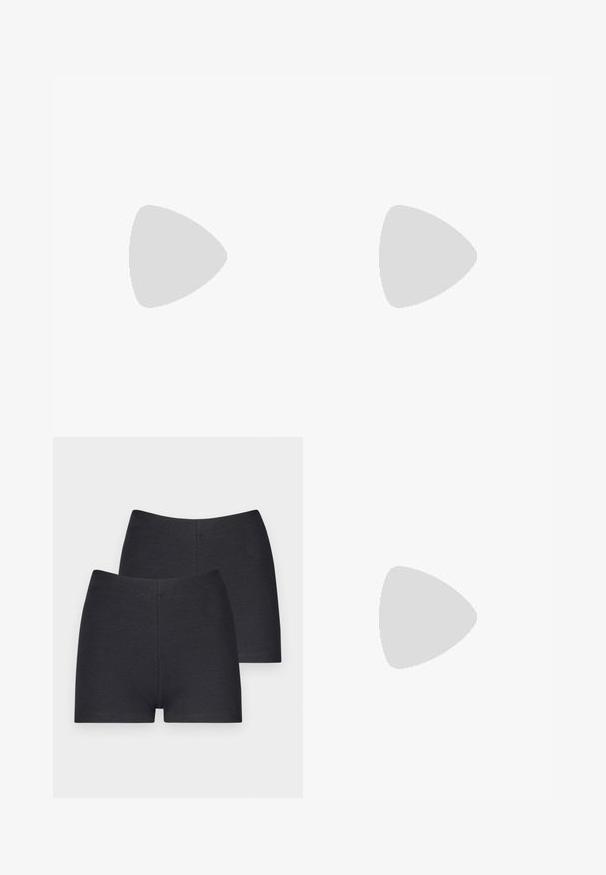 Biały top bez ramiączek z marszczeniami po jednej stronie, z asymetrycznym dołem i gładkiego, elastycznego materiału.; Even&Odd TINY 2 PACK czarny; Czarne skórzane buty na platformie z masywnym słupkowym obcasem, okrągłym noskiem i klasycznym sznurowaniem. Posiadają gładką teksturę i minimalne wykończenia.; Niebieska skórzana torebka o teksturowanej powierzchni, z dwiema bocznymi kieszeniami na zamek błyskawiczny oraz plecionym uchwytem. Na froncie znajduje się wytłoczony logo "Desigual".
