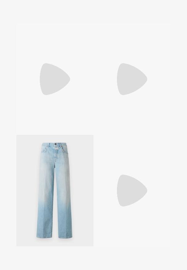 Maglietta bianca a maniche lunghe, a coste, con scollatura rotonda e orlo corto. Texture morbida e design minimalista, con un piccolo logo di lato.; Jeans wide leg in denim azzurro chiaro con un effetto sfumato, dotati di un classico design a cinque tasche e chiusura con bottone in metallo.; CLOSED Ballerine - ecru; Borsa in pelle nera con forma strutturata, parte superiore pieghevole e tasca frontale. Presenta una fascia sottile e dettagli in hardware dorato.