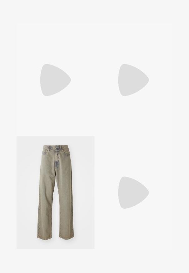 Bílý bavlněný tričko s krátkým rukávem a volným střihem, s potiskem, který zobrazuje nápis "DEMI COUTURE GmbH BERLÍN."; Světle šedé široké džíny vyrobené z denimu, s vybledlou texturou, viditelným šitím a tradičním zapínáním na knoflík a zip.; Pánské běžecké boty z černé síťoviny s reflexními stříbrnými akcenty, vybavené polstrovanou podešví a texturovaným povrchem pro lepší grip.; Černá crossbody taška s hlavním oddílem na zip, přední kapsou, nastavitelním popruhem a viditelnou logem na klopě.