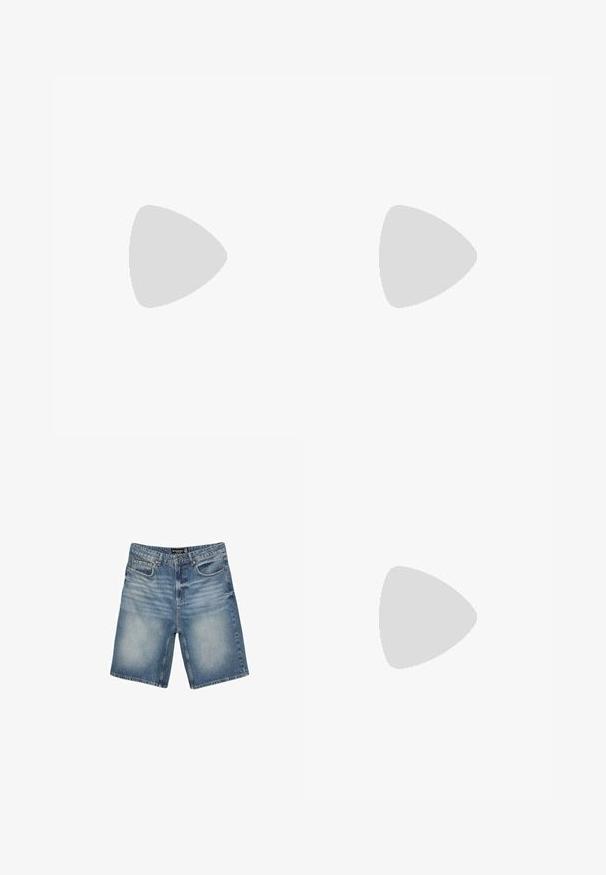 Marinblus med off-the-shoulder-design i ribbat material och liten ljusblå blommönster. Den figursydda designen framhäver formen och har korta ärmar.; Denimshorts i ljusblått med midjeband och bälteshällor, fem fickor och en lätt urblekt finish för en sliten look.; Tjocka vita sneakers gjorda av texturerat mesh och syntetiska material, med en tjock sula och intrikata mönsterdetaljer längs sidorna.; Vit syntetisk handväska med triangulär form, platt framklaff och rosettdetalj, justerbar rem, slät textur och minimalistisk design.