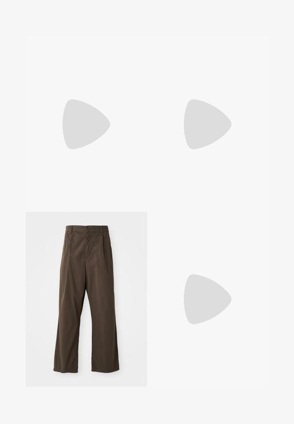 Beige bomullstrøye med korte ermer, rund hals og en liten brun hjerte-logo på venstre brystområde. Glatt tekstur, uformell design.; Brune, vide bukser lavet af bomuld med en frontknaplukning, bæltestropper og en glat, mat tekstur.; Beige lær Sneakers med tre vandrette striber, rund tå, flad brun gummisål og blødt stoffór på kraven og tungen.; Mørkeblå denim totebag med to håndtak, synlige sømmer og en frontlomme med et klassisk logo-lapp.