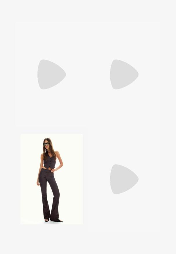 Weißes Langarm-Polohemd mit geknöpftem Kragen, Knopfleiste und gerippten Bündchen, aus weichem, leichtem Stoff gefertigt.; Braun gestreifter, taillierter Weste und ausgestellter Hose, mit Knöpfen und strukturiertem Stoff. Schwarze Sandalen mit offenen Zehen und übergroße Sonnenbrille.; Schwarze Lackleder Slingback-Pumps mit spitzem Zeh, ausgeschnittenen Seiten, verstellbarem Knöchelriemen und einem dünnen, eleganten Absatz.; Beige Stofftasche mit braunen gemusterten Akzenten. Sie hat eine geschwungene Form, einen einzelnen Tragegurt und ein Logo-Schild an der Vorderseite mit silberner Hardware.