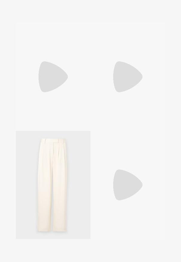 Camisa corta de manga em bordeaux com decote drapeado, exibida de forma plana sobre um fundo branco.; Calças largas de tom bege claro com uma textura suave, apresentando pregas frontais e uma cintura plana. Sem fechos ou bolsos visíveis.; Chinelo de slide azul claro feito de borracha lisa, com um logótipo em relevo na alça e uma sola plana e texturizada.; Bolsa marrom com uma silhueta curva e uma alça curta, apresentando um fecho dourado e um discreto logotipo da Calvin Klein na frente.
