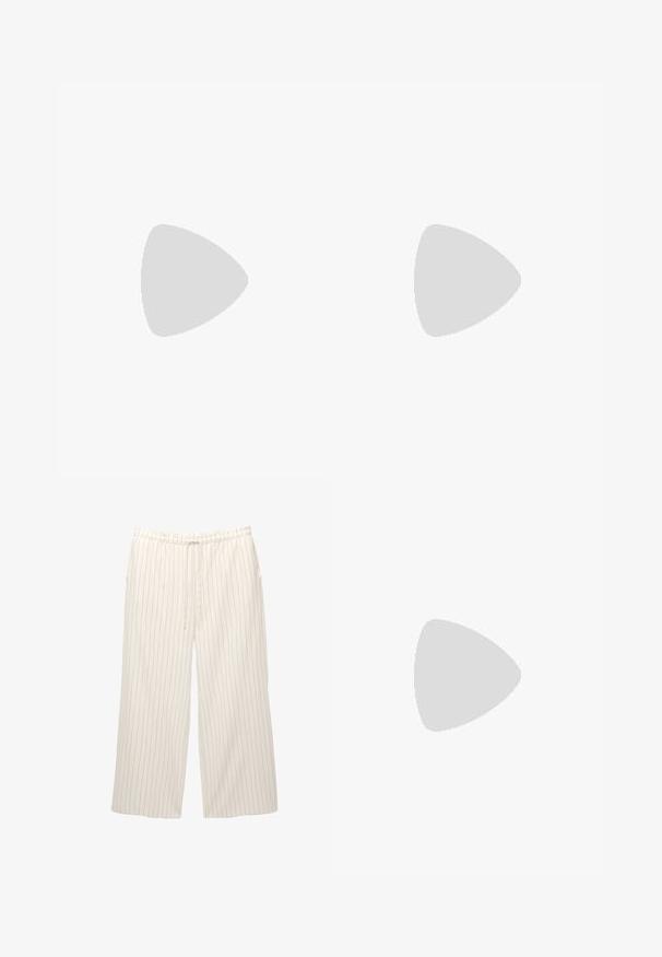 Korte mouw polo trui in crème, met een textuur gebreid, ribgebreide kraag en drie knopen bij de sluiting. Lichtgewicht materiaal.; Crème-kleurige wijde broek met dunne verticale zwarte strepen, elastische tailleband en verstelbaar trekkoord. Luchtige stof. Twee zijzakken.; Zwarte platform sandalen met twee brede banden, gemaakt van glad materiaal. Bevat een chunky zool met een geprofileerde onderkant voor grip.; Bruine zonnebril met een schildpadframe, rechthoekige lenzen en slanke armen met een oranje accentpatroon.