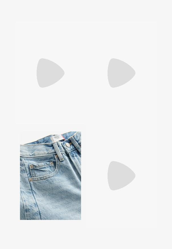 Valge puuvillane T-särk, millel on suur punane ja mereväe sinine graafiline print, kus on kujutatud hobust ja suurte tähtedega tekst "LEVI'S THE ORIGINAL".; Heledad sinine mid-rise teksapüksid tekstuuriga viimistlusega, millel on väike esikott ja metallist nööbi kinnitamine. Erakordne tikand on nähtav.; Pruunist nahast paadi kingad madala lõike, nööridega kujundus, metallist silmadega ja tekstureeritud kummist tallaga, esiosas on tikandid.; Pruun nahast kott avara disainiga. Omab sileda tekstuuri ja diskreetset kuldset logo. Sobitatud kreemja kudumisega sviitriga.