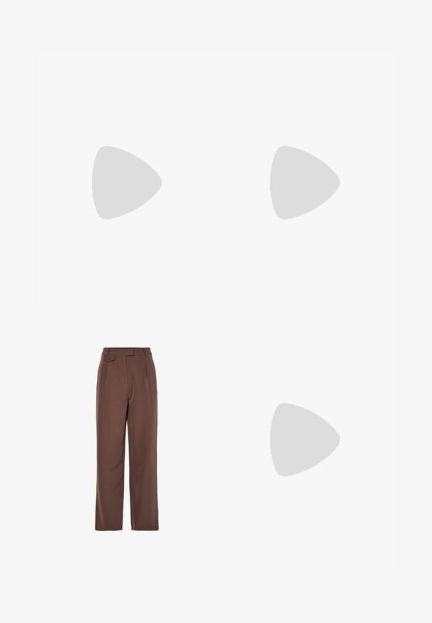 Haut sans bretelles en tissu avec une base crème clair et des rayures diagonales marron foncé. Présente un ruché à la taille et un col halter.; Pantalons larges tissés marron avec une taille haute, des plis à l'avant et un détail de bouton. Texture lisse avec un design ajusté.; Escarpin à talon aiguille en cuir verni noir avec un bout pointu, un talon bloc rectangulaire et des accents en métal doré.; Sac bandoulière en cuir marron avec une forme incurvée, quincaillerie dorée et un accent en boucle. Comprend une bandoulière détachable.