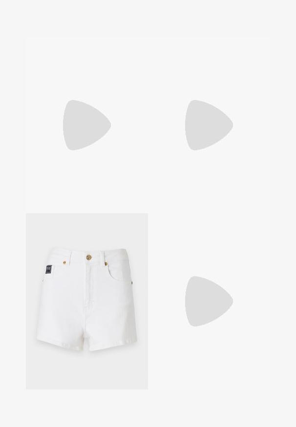 Črna majica s kratkimi rokavi iz bombaža, ki ima na prsih zlati okrogel logotip z besedilom "Versace Jeans Couture". Gladka tekstura.; Versace Jeans Couture Kratke hlače iz džinsa - white; Gole usnjene balerinke v nude barvi s ostrim nosom, naglavnim poudarkom in minimalističnim dizajnom traku. Gladka tekstura in eleganten silhuet.; Bele sive osmerokotne sončna očala s temnimi lečami. Opremljena so z zlatimi kovinskimi dodatki in strukturirano zasnovo na ročajih.