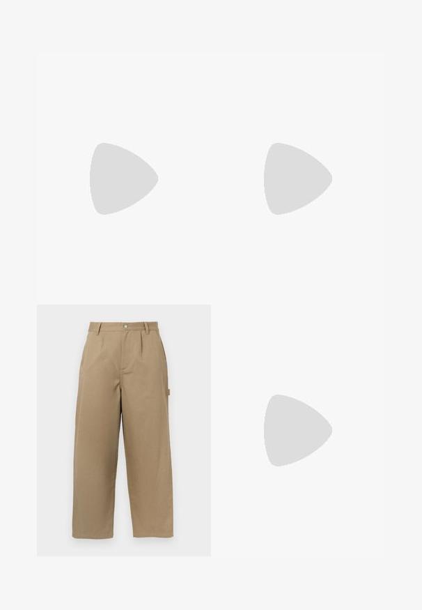 Tumši zils kokvilnas T-krekls ar īsām piedurknēm, kuram ir krūšu grafikas uzlīme un izšuvums ar tekstu "DICKIES 100% GENUINE".; Bēšas platās bikses, izgatavotas no kokvilnas maisījuma, ar augstu jostasvietu, priekšējiem krokiem un divām sānu kabatām ar pogu aizdari.; Nike Sportswear KILLSHOT 2 LTR PRM OPP2 - Treniņu apavi - black sail baroque brown mtlc dk grey; Melna plecu soma ar rāvējslēdzēja galveno nodalījumu, priekšējo kabatu, regulējamu siksnu un redzamu logotipa tagu uz vāka.