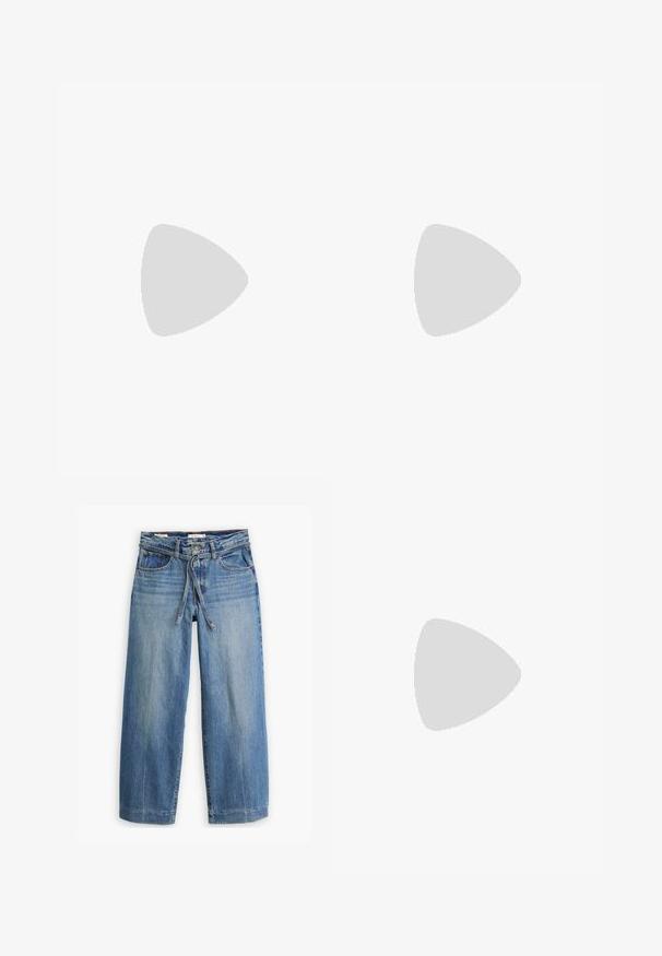 Langärmliges gestreiftes Oberteil in Beige und Weiß. Weicher Baumwollstoff mit einem Bootsausschnitt. Figurbetontes Design mit schmalen horizontalen Streifen.; Hellblaue Denim-Jeans mit lockerer Passform, hoher Taille, Gürtelschlaufen, vier Taschen und geradem Bein.; Beige Wildleder-Sneaker mit runder Zehenpartie, gummierter Sohle, flachen Schnürsenkeln und einem dezenten, eingeprägten Logo an der Seite.; Weiße Schultertasche mit texturierter Oberfläche, zentralem Schnallenakzent und geschwungener Form. Reißverschluss an beiden Seiten.