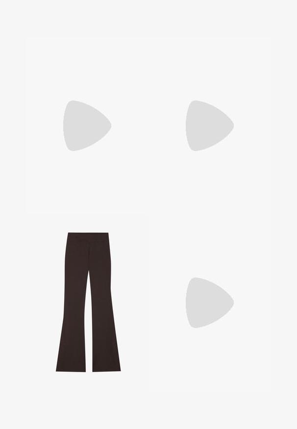 Top corto marrone a coste con spalline larghe, scollatura quadrata e cuciture senza soluzione di continuità lungo il bordo della vita, caratterizzato da una texture liscia.; Pantaloni marroni a zampa d'elefante con vita alta, realizzati in materiale elasticizzato. Presentano fessure laterali all'orlo e cuciture piatte.; Scarpe da atletica marroni con un upper in rete testurizzata, tre strisce bianche laterali e una suola in gomma. Presentano una punta arrotondata e un colletto imbottito.; Occhiali da sole ovali neri con lenti scure, montatura in plastica lucida e decorazioni in oro sulle tempie.; Borsa a spalla in tessuto marrone con un corpo ampio e arrotondato e una grande maniglia a taglio. Texture morbida, design minimalista e senza hardware visibile.
