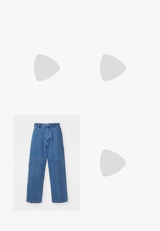 Bordeauxfärgad bomulls-t-shirt med rund hals, korta ärmar och en liten flerfärgad logotyp på bröstet. Slät textur, standard passform.; Ljust blå denimbyxor med avslappnad passform, med två distinkta tygpaneler, knappstängning fram och vida ben.; Svart läderloafer med en tofsdetalj, med en kraftig svart sula och gul söm längs kanten. Strukturerad yta.; Tre-lager silvermetallhalsband med eleganta, flexibla kedjor med en svag glans, säkrad med ett kräftklämma och justerbar kedja.