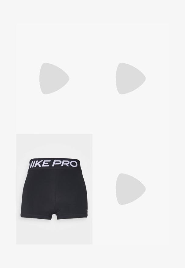 Witte mouwloze top van gladde stof, met een ronde hals, een ontspannen pasvorm en een rechte onderrand. Geen zichtbare patronen of versieringen.; Zwarte sportshorts met een brede, zwarte tailleband waarop "NIKE PRO" in het wit staat. Glad, rekbaar materiaal en afwerkingen van de zoom zijn zichtbaar.; Zwarte hardloopschoen met een gestructureerde bovenkant en een opvallende tussenzool met een uniek segmentontwerp. Geaccentueerd met een logo aan de zijkant.; Bruine suède schoudertas met een zachte textuur, voorzien van een enkele schouderband en een subtiele, gebogen bovenopening. Geen zichtbare hardwaredetails.