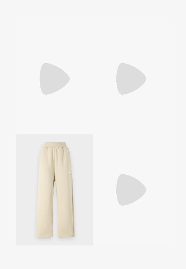 Zkrácený tričko v světle modré tkanině s krátkými rukávy. Obsahuje krémové akcenty a kruhové logo na hrudi. Kulatý výstřih.; Beige široké tepláky vyrobené z měkké tkaniny, s elastickým pasem, bočními kapsami a malým vyšívaným logem.; Bílé kožené tenisky s béžovými semišovými akcenty, perforovanou špičkou, plochými tkaničkami a strukturovanou krémovou podešví. Obsahují jemné logo na patě.; Kabelka s hadím vzorem a zakřiveným držadlem. Vyrobena z texturovaných béžových a hnědých materiálů, s charakteristickým diamantovým vzorem.