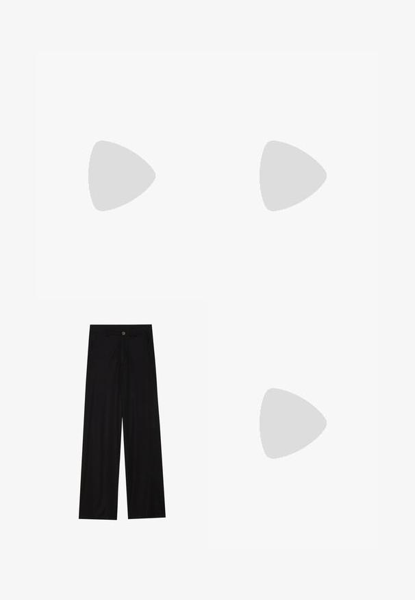 Balta gara piedurkņu blūze ar kvadrātveida kakla izgriezumu un izgriezumu aizmugurē. Izgatavota no gludas, elastīgas auduma. Pieguļošs dizains.; Platas kājas melnas bikses, izgatavotas no gludas auduma, ar priekšējām kabatām un pogas aizdari jostasvietā. Minimālisma dizains, bez rakstiem.; Melni potītes zābaki, kas izgatavoti no gludas ādas, ar sānu rāvējslēdzēju, masīvu strukturētu papēdi un noapaļotu purngalu.; Melnas ādas somiņa ar gludu tekstūru, taisnstūra formu un divām garām rokturiem. Nav redzamu aparatūras vai rotājumu.