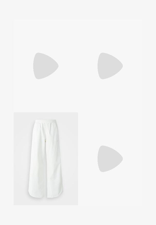 Zwarte, cropped top met lange mouwen, hoge kraag en een halve rits, met duimgaten in de mouwen en een soepele textuur.; Witte atletische broek met wijde pijpen, een geribde tailleband en subtiele logodetails. Soepele stof met een relaxte pasvorm en taps toelopende zoom.; Witte sportieve schoen van mesh en synthetische materialen. Kenmerkt zich door een gestructureerd ontwerp, een gewatteerde kraag en geometrische accenten op de hiel.; Zwarte vingerloze handschoenen van rekbaar materiaal, met een open palmontwerp, gripaccenten en het Nike-logo in het wit.