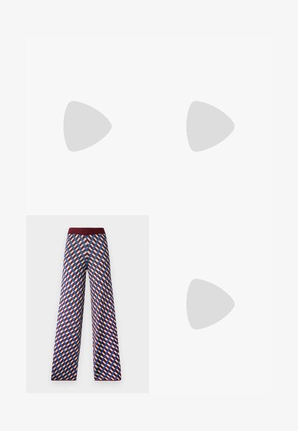 Top sans manches noir en tissu lisse, avec un col rond et une fermeture éclair dans le dos. Design simple sans motifs.; Pantalons larges à motifs avec une taille bordeaux, présentant un design géométrique en rouge, bleu et crème, texture de tissu tissé.; Chaussure slingback en cuir noir avec un bout pointu et un talon fin et incurvé. Dispose d'une sangle ajustable discrète avec une boucle en métal.; Sac à main en motif serpent avec une poignée incurvée. Fabriqué à partir de matériaux texturés beiges et bruns, présentant un motif en diamant distinctif.