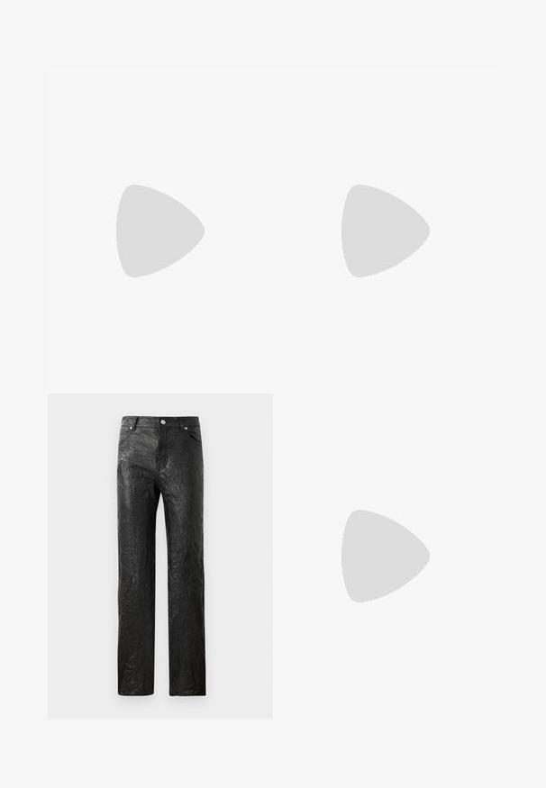 T-shirt corta bianca con bordini neri. Sul davanti è stampato il testo "TI AMO GCDS" in bold lettere nere. Realizzata in morbido cotone.; Pantaloni neri, stropicciati, realizzati in materiale sintetico, con un design a gamba dritta e cinque tasche, arricchiti da dettagli in metallo argentato.; Sandali neri in pelle con dettagli in oro, caratterizzati da più cinghie e una suola piatta per un design open-toe.; Borsa a tracolla in pelle marrone con texture, dotata di catena dorata e chiusura a pattina. Sul davanti presenta un dettaglio con logo e una tasca sotto la pattina.