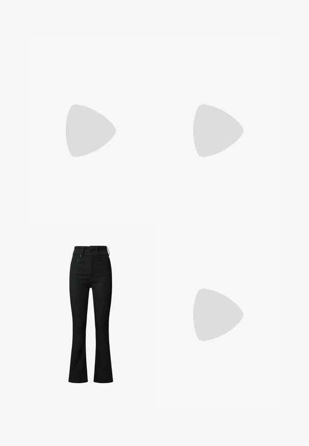 Cremefarvet bomulds T-shirt med et grafisk motiv af tre røde chilipebre og teksten "SPICE IT UP" i lyserød under designet.; Sorte flarede jeans lavet af strækbar bomuldsblanding, med to sidelommer, lynlås og to baglommer. Glat tekstur.; Bordeaux patent læder sko med en kraftig sort sål, dobbelt rem med hjerte detalje og ribbede hvide sokker. Retro design med tykkere greb.; Sort læderhåndtaske med en buet form, aftagelig rem og guldfinish. Tasken har en klap med en spænde detalje.