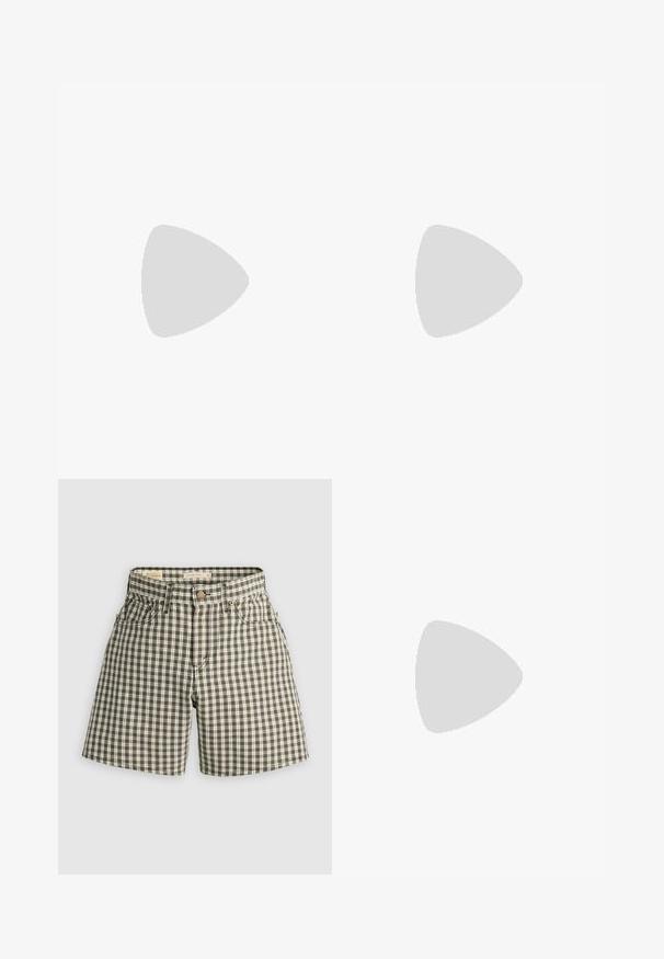 Groene geribde tanktop met een V-hals en brede schouderbanden. Gladde textuur, slim fit ontwerp en een effen kleur zonder patronen of versieringen.; Bruine en witte geruite shorts met een knoopsluiting, twee voorzakken en een ontspannen pasvorm. Gemaakt van geweven stof met een zachte textuur.; Rode suède sneaker met een witte drie-strepenontwerp en gouden "Gazelle" tekst. Beschikt over een rubberen gumzool en een gestructureerde hiel.; Rode leren handtas met een hoekig, geometrisch ontwerp. Beschikt over een enkele verstelbare schouderriem en een klepclosure met gestikte details.