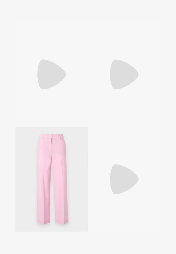 Top blanco con un sobrecubro de encaje transparente texturizado con bordes festoneados y patrones florales. Mangas cortas y escote redondo.; Pantalones de pierna ancha en color rosa claro, con una textura suave, que cuentan con una cinturilla estándar y pliegues nítidos en la parte delantera para dar estructura.; Bailarina de piel negra con punta redondeada, textura suave, detalle de costura minimalista y diseño de suela flexible.; THEMOIRè PHOEBE KNOTS - Bolso shopping - black