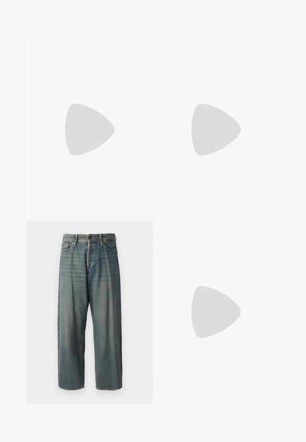 Drei kurzärmlige T-Shirts in Olivgrün, Burgunderrot und Grau, aus weichem Baumwollmaterial, mit Rundhalsausschnitt und einer lockeren Passform.; Helle blaue Denim-Jeans mit lockerer Passform, mittelhoher Taille und geraden Beinen. Hat fünf Taschen, Gürtelschlaufen und einen Knopfverschluss.; Schwarze Lederloafers mit einer glatten Oberfläche, die durch ein geflochtenes Detail über dem Spann und eine niedrige Gummisohle gekennzeichnet sind.; Beige Umhängetasche mit glatter, matter Textur, rechteckiger Form, verstellbarem schwarzen Tragegurt und einer Fronttasche mit Reißverschluss. Mit "PIER ONE" gekennzeichnet.