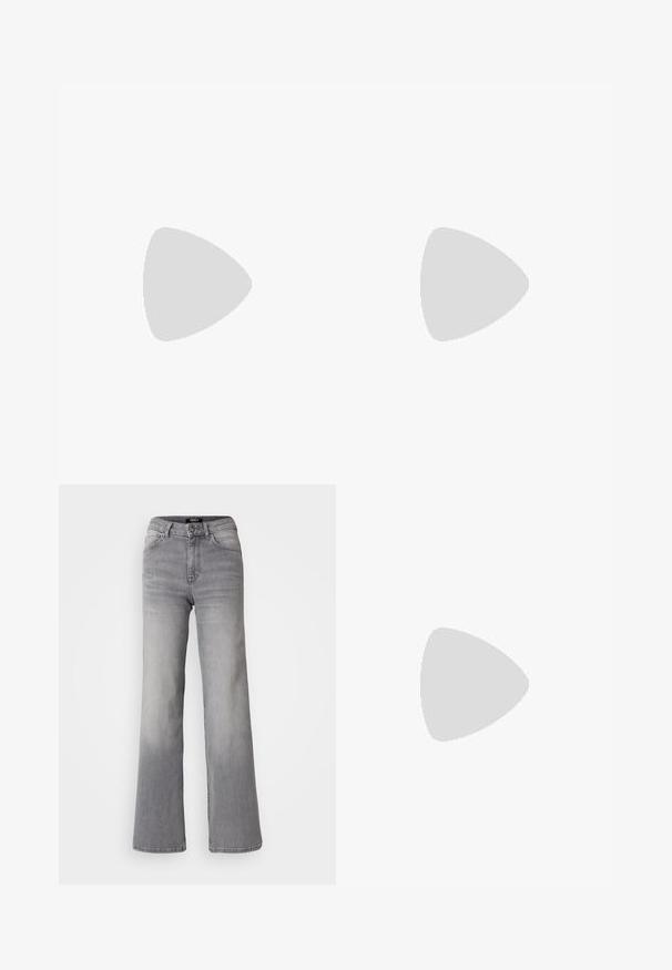 Svart kortermet t-skjorte i et glatt stoff, med rund hals og en liten rød logo på brystet. Enkel, klassisk design.; Lys grå vid jeans med høy midje, klassisk fem-lommersdesign, knappelukking og subtil falming gjennom hele.; Svart lær plattformloafere med avrundet tå og bred stropp over forsiden. Har en tykk, firkantet hæl og glatt tekstur.; Sølv hoops øredobber med en tvistet design, som har en polert finish og bakstøtte. Mål omtrent 3 cm i diameter.