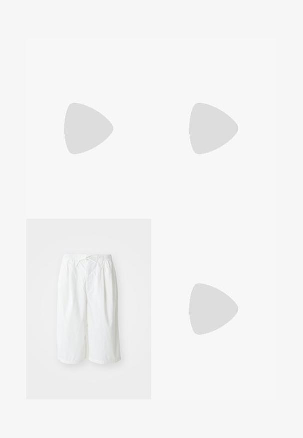 Maillot de cyclisme à manches courtes en tissu gris lisse avec une fermeture éclair sur le devant, arborant un logo "OAKLEY" noir et une coupe ajustée.; Shorts blancs avec une taille élastique et un cordon de serrage, présentés sur un fond clair et uni. Convient pour une tenue décontractée ou par temps chaud.; Chaussures de sport vertes et noires avec une tige texturée, des panneaux en maille, une semelle robuste et un design à lacets avec un renfort à l'orteil et au talon.; Sac à dos noir au design épuré, fabriqué en tissu durable. Il possède un compartiment zippé, des accents en cordon élastique et un détail de logo.