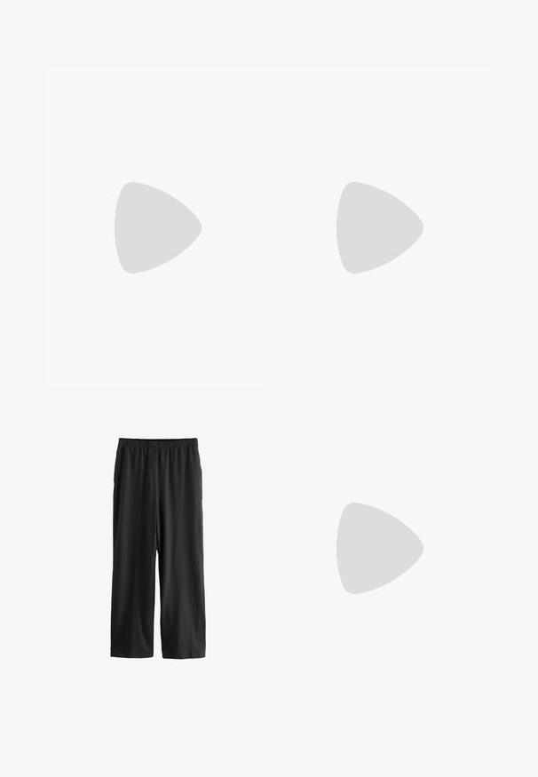 Next HEAVYWEIGHT SHORT SLEEVE CREW NECK STANDARD - Majica kratkih rukava s printom - chocolate brown; Crne hlače do koljena izrađene od lagane tkanine. Elastična pojasnica i glatka tekstura s ravnim krojem. Nema vidljivih detalja ili uzoraka.; Crne lakirane sandale na pete sa kvadratnim nosom, trakama oko gležnja i srebrnim kopčama. Imaju čvrst blok petu za stabilnost.; Crna kožna torba za nošenje s glatkom teksturom, pravokutnim oblikom i dvije duge ručke. Nema vidljivih metalnih dijelova ili ukrasa.