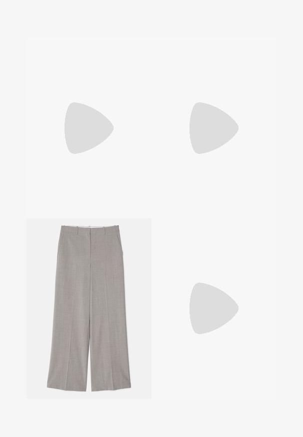 Rodebjer CISNE  - Maglietta a manica lunga - black; Pantaloni a gamba larga grigio chiaro in un tessuto liscio e strutturato. Caratteristiche includono tasche laterali e una vestibilità su misura con taglio dritto.; Mule in pelle nera senza chiusura con punta appuntita, texture raccolta e un piccolo tacco gattino. Presenta un dettaglio con cordoncino all'apertura.; Piccolo borsetta in pelle nera di forma rotonda, con maniglia superiore e tracolla removibile. Abbinata a un vestito in tessuto nero e scarpe a pieghe nere.