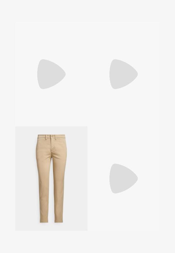 Morska plava majica s dugim rukavima, visokim ovratnikom, četvrtastim patentnim zatvaračem i perforiranim dizajnom na ramenima. Glatka tkanina s otvorima za palčeve na manžetama.; Bež bombažne hlače chino s talično krojem, z zapiranjem na gumb, sprednjimi žepi in šivanimi detajli vzdolž šivov.; Kremne barve slingback pete z ostrim nosom in ozkim srednjim peto, ki jih krasi zlat verižni naglas na vampu in gladka usnjena tekstura.; Bela usnjena torbica s ukrivljeno obliko, z zlatimi dodatki in teksturirano površino, nošena čez temen blazer in belo srajco.