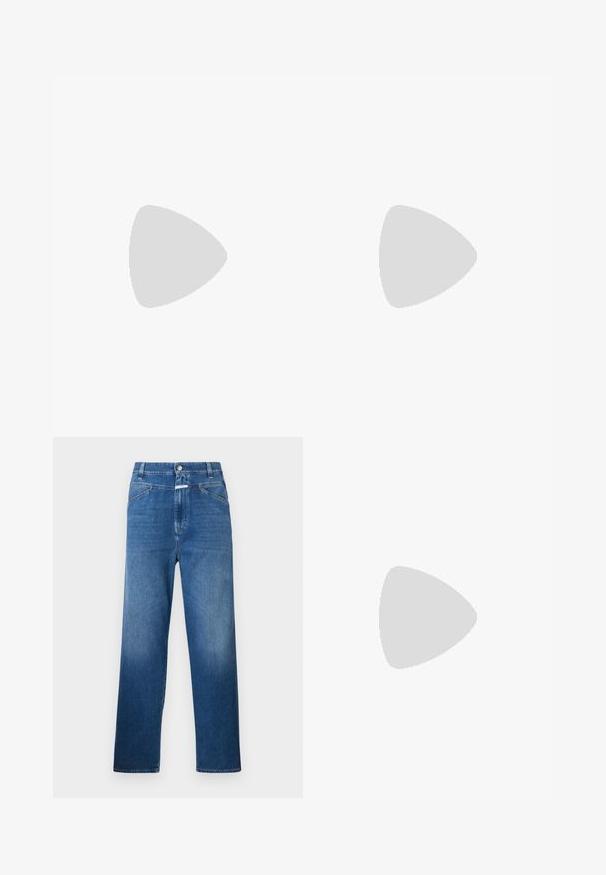 T-shirt en coton beige, manches courtes, col rond, couleur unie sans motifs, coupe décontractée, avec une étiquette portant la mention "CLOSED" au niveau du col.; Jean en denim bleu avec une coupe droite, présentant une fermeture à bouton, des passants de ceinture et un léger délavage sur les cuisses.; Chemise noire à manches longues et boutonnée associée à un pantalon bordeaux taille haute et des baskets bleues avec des accents verts. Le mannequin se tient avec les mains dans les poches.; Collier en perles multicolores avec des perles bleu foncé, rouge et jaune, entrecoupées d'accents en argent et d'un charme pendentif.