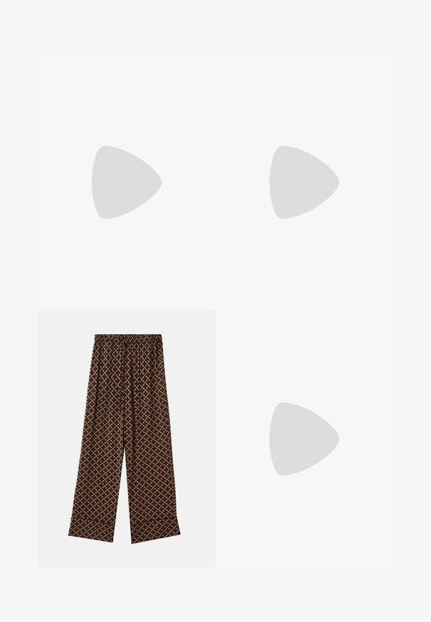 By Malene Birger GILLIAN - Débardeur - sand; By Malene Birger AMELIANO - Pantalon classique - brown; By Malene Birger TEVA - Escarpins - black; By Malene Birger RAMIL - Sac à main - bison