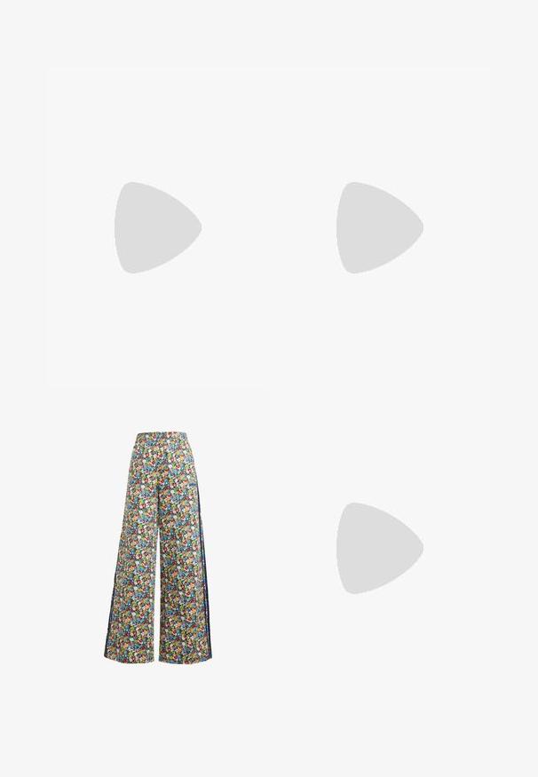 Polo con motivo floreale, colletto navy, maniche corte e pattina con tre bottoni. Presenta il logo adidas e righe blu scuro.; Pantaloni floreali a gamba larga con sfondo blu, caratterizzati da un motivo colorato di fiori rossi, gialli e blu, e una cintura elastica.; Sneaker in suede verde con strisce in pelle bianca, suola in gomma, collarino imbottito e design minimalista. Presenta il marchio sul lato.; Borsa a spalla in pelle nera intrecciata con una forma morbida e ampio manico. Caratterizzata da un design testurizzato e intrecciato con una finitura liscia.