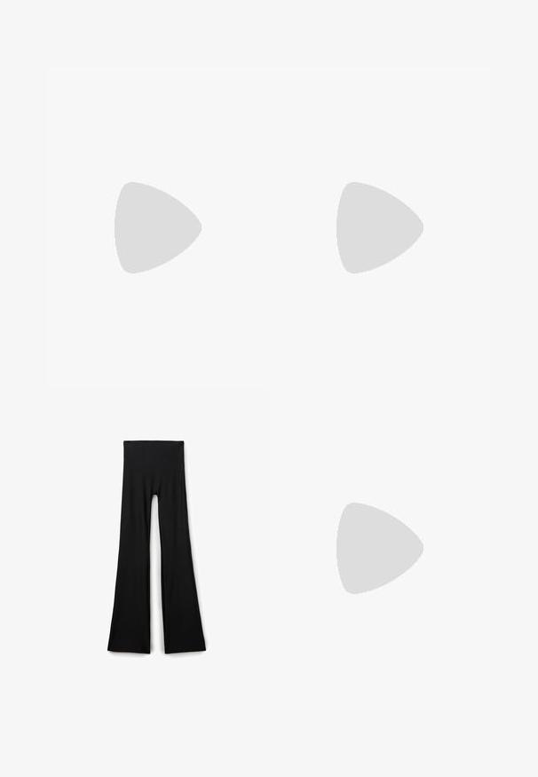 Schwarzes, kurz geschnittenes Langarmoberteil mit einem hohen Kragen und halbem Reißverschluss, mit Daumenlöchern in den Ärmeln und einer glatten Textur.; Schwarze, weite Hosen aus elastischem Stoff, mit hoher Taille und einer glatten Textur ohne sichtbare Muster oder Akzente.; Weiße Slingback-Absätze mit spitzer Zehenpartie und dünnem Knöchelriemen. Glattes Leder, dünner Stiletto-Absatz und schwarze Innenauskleidung.; Schwarze geflochtene Schultertasche mit einem glatten Ledertragegurt und Reißverschluss. Verfügt über eine strukturierte Oberfläche und eine gebogene Form.