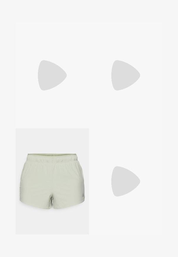 Světle zelené bavlněné tričko s kulatým výstřihem a krátkými rukávy. Na přední straně je bíle tištěný text "BJÖRN BORG STOCKHOLM 1956."; Světle zelené sportovní šortky vyrobené z prodyšného materiálu, s perforovanou texturou a elastickým pasem. Logo tištěné na boku.; Jasně neonově zelená běžecká obuv New Balance leží na strukturovaném chodníku poblíž dotykového chodníku a okraje obrubníku.; Beige plátěná taška s dvěma černými potiskem "SAMØE". Obsahuje pevné béžové ramenní popruhy a jednoduchý, neformovaný design.