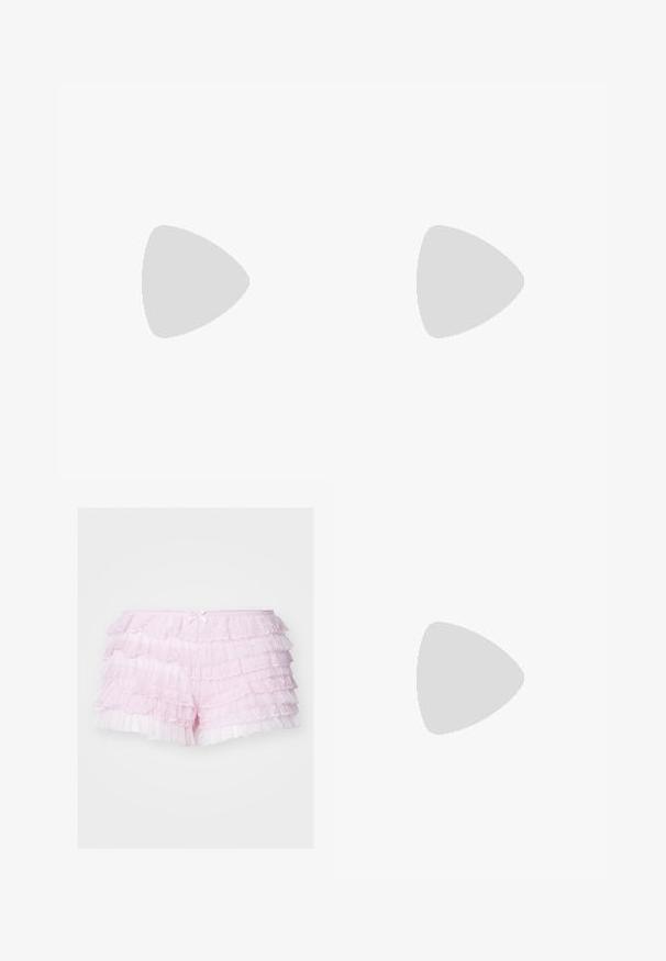 QS LEICHT TRANSPARENTES  MIT PAILLETTEN - Bluse - beige; Rosa Rüschenshorts mit mehreren Lagen Spitze, mit einer weichen Satin-Schleife an der Taille und einem durchsichtigen, strukturierten Finish.; Rosa Wildleder-Sneaker mit schwarzen Streifen, Gummisohle und strukturiertem lila Fersenbereich. Verfügt über ein Schnürdesign und geprägte Markenkennzeichnung an der Seite.; Braune, rechteckige Brille mit transparenten Gläsern und lila Tönungen. Glatter Kunststoffrahmen mit geraden Bügeln und dezenten Akzenten.