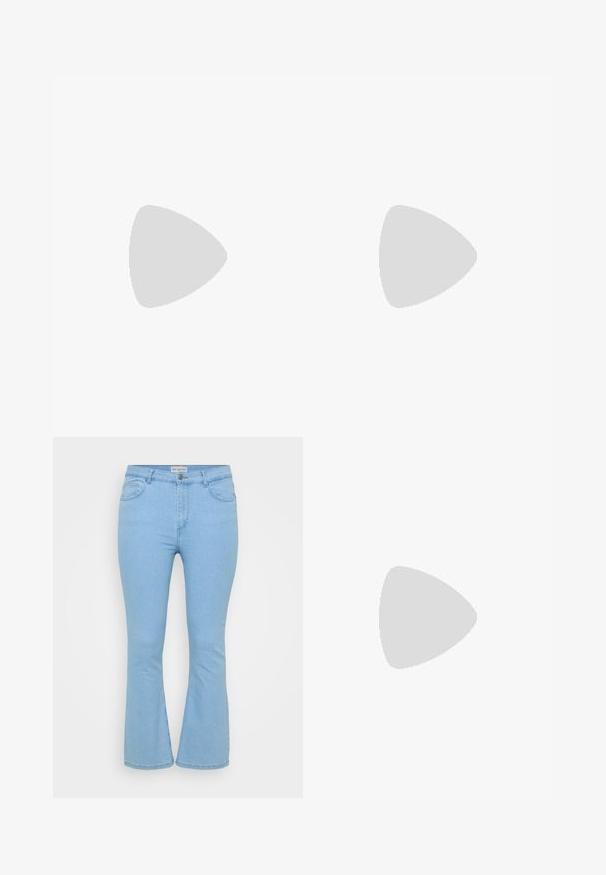 ONLY Carmakoma CAREA 2 WAYS FIT - Top - cloud dancer; Jeans acampanados de color azul claro en tejido de denim. Cuenta con un cierre delantero de botones, cinco bolsillos y detalles de costura a lo largo de las costuras.; Botas negras hasta el tobillo hechas de cuero liso con punta afilada y un tacón corto y delgado. Presentan un diseño sin costuras y sutiles acentos de costura.; Gafas de sol de plástico negro con lentes verdes, montura cuadrada, acento plateado en la ceja y brazos texturizados. Marca indicada en el brazo interno.