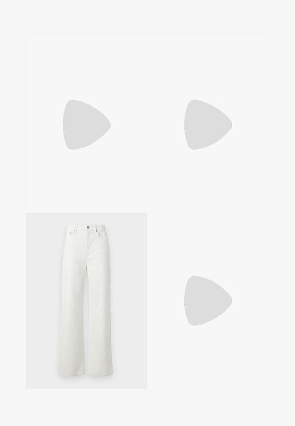 Camiseta de algodón blanca de manga corta, con un escote redondo y un logo en cursiva negra en el lado izquierdo del pecho. Dobladillo recto.; Samsøe Samsøe SHELLY - Vaqueros boyfriend - clear cream; Zapato de tacón alto de cuero negro con punta afilada, textura suave y tacón en forma de cono. Diseño minimalista, sin adornos adicionales.; Bolso de hombro de cuero negro con una textura suave, forma triangular y correa ajustable, combinado con una camisa de rayas azul claro y pantalones blancos.