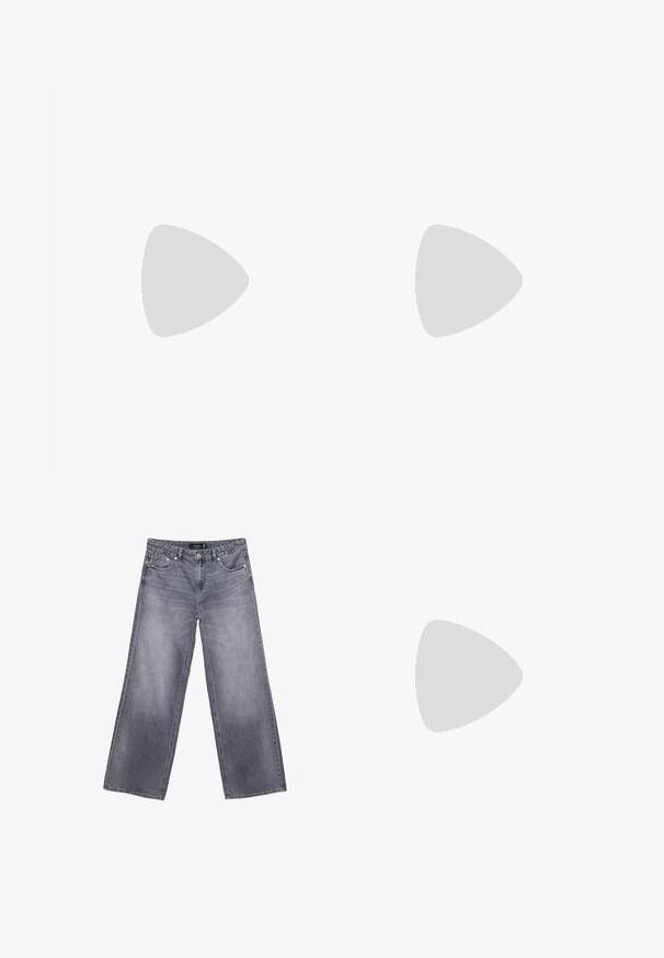 Weißes Langarmoberteil mit schulterfreiem Design, schwarzen Punkten und weichem Stoff. ; Weite graue Jeans aus Denim mit verblasster Optik, Knopfverschluss und Fünf-Taschen-Design. Mit doppelten Nähten und silberfarbenen Beschlägen.; Braune Leder-Balletschuhe mit runder Spitze und kleinem Blockabsatz. Mit einer dünnen Schleife an der Vorderseite und dezenten Steppnähten.; Braune Leder-Umhängetasche mit einem weichen, geschwungenen Design, das eine gefaltete Textur aufweist und über zwei robuste Griffe verfügt. Minimalistische Nähte setzen Akzente.