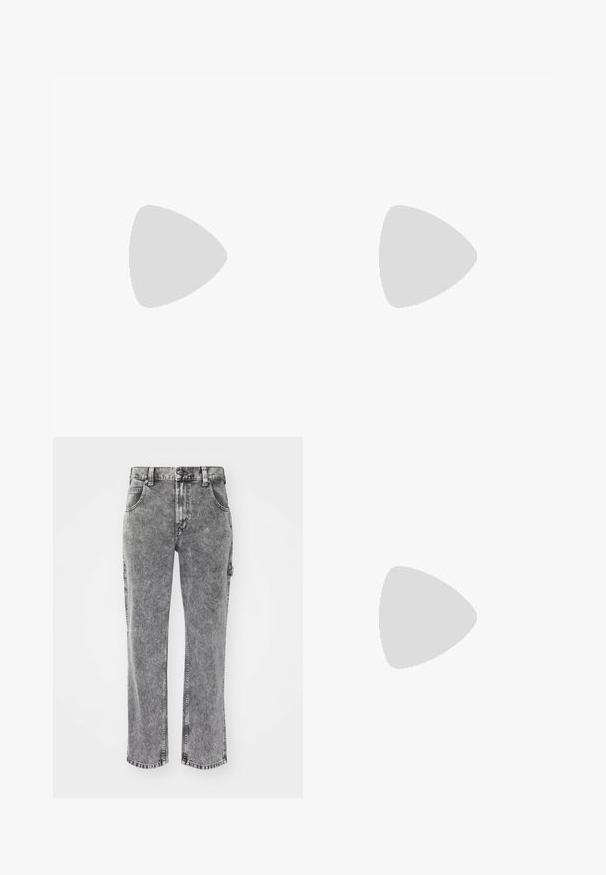 Tricou roșu cu mânecă scurtă, având un model grafic tonal, logo-ul negru Puma și un emblema neagră/galbenă/verde cu un motiv fotbalistic.; Blugi din denim gri cu talie înaltă, design cu picioare drepte, textură uzată și cinci buzunare. Tăietură vizibilă și detalii hardware de marcă.; Puma PALERMO UNISEX - Sneakers low - white/cool light gray/gold; Pungă fanny din material textil negru, cu închidere zipper, având un mic logo de marcă pe față. Design compact, rotunjit, cu bretele ajustabile.