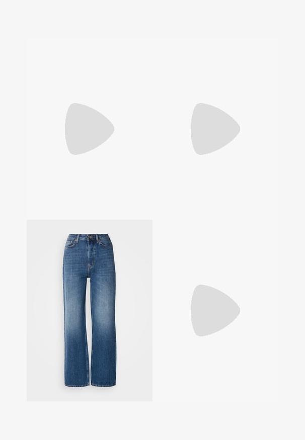 Helles graues Baumwoll-T-Shirt mit rundem Halsausschnitt, kurzen Ärmeln und einem roten Grafikdruck mit der Aufschrift "TWENTY TWO SCOTCH & SODA AMSTERDAM."; Hochtaillierte, weit geschnittene blaue Denim-Jeans mit einem Farbverlauf, kupferfarbenen Nähten, einem Frontknopfverschluss und fünf Taschen.; Weiße Sneaker aus Mesh-Material, mit Gummisohle, schnürfreiem Design mit elastischen Bändern und goldfarbenen Akzenten.; Silberne Creolen mit einer glatten, polierten Oberfläche. Runde Form, leichtes Design und mit einem sicheren Verschlussmechanismus ausgestattet.