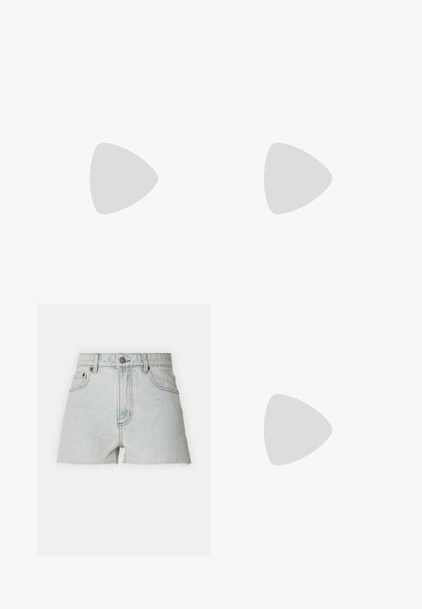 Beschnitten hvid T-shirt lavet af bomuld, med korte ærmer og grøn broderet tekst, der siger "venter på solnedgangen."; Lysblå denimshorts med høj talje, frynset kant og fem-lomme design. Har en knapp og lynlås lukning.; Sorte og hvide sneakers med en overdel i ruskind og læder, der har tre hvide striber, en perforeret tå og en sål i gummigummi.; Sorte rektangulære solbriller med mørke linser. Kraftig plastikramme med en glat overflade, der har diskret branding på siden.