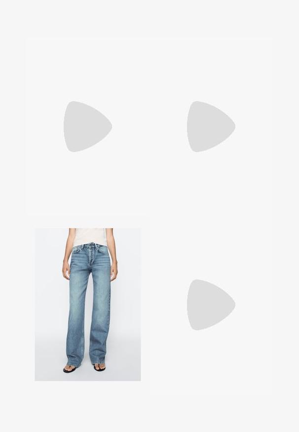 Gestreiftes T-Shirt aus weicher Baumwolle, mit horizontalen weißen und olivgrünen Streifen, rundem Ausschnitt und kurzen Ärmeln.; Helle Jeans aus Denim mit einem weiten Beinschnitt. Verfügt über ein klassisches Fünf-Taschen-Design, einen Knopfverschluss und dezente Auswaschungen für einen lässigen Look.; Schwarze Lederflats mit runder Zehenpartie und niedrigem Absatz, geeignet für Freizeit- oder formelle Anlässe.; Schwarze Plastiksonnenbrille mit grünen Gläsern, quadratischen Rahmen, silbernem Akzent auf der Augenbraue und strukturierten Bügeln. Angegebene Marke auf dem inneren Bügel.