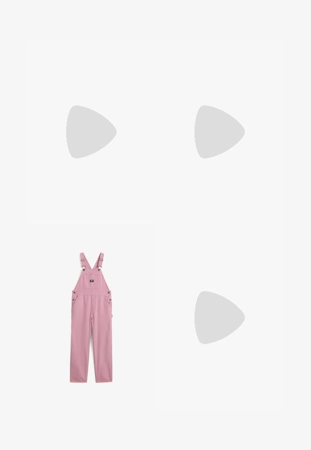 Camiseta de manga corta de color rosa brillante con cuello redondo, corte relajado y logo blanco de "ellesse" en la parte frontal. Fabricada en suave material de algodón.; Los overoles de algodón rosa cuentan con tirantes ajustables, dos bolsillos frontales y un bolsillo cuadrado en el pecho, con acentos de hardware metálico.; Zapatillas deportivas blancas de caña alta con suelas gruesas y estriadas, y detalle de logo circular, combinadas con jeans de mezclilla de pierna ancha en azul claro.; Bolso sintético blanco con forma triangular, tapa frontal plana y detalle de lazo, correa ajustable, textura suave y diseño minimalista.