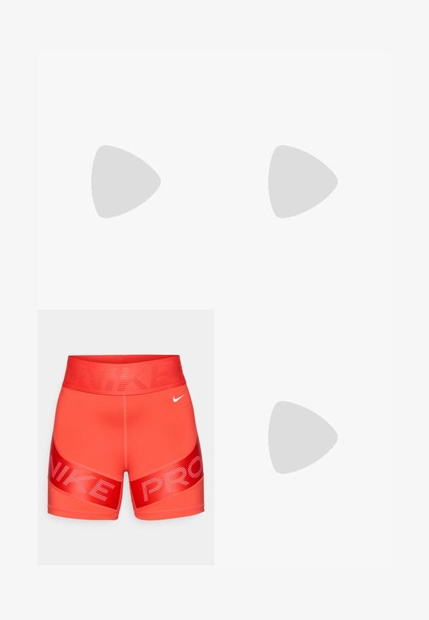 Biela bezrukávová športová blúzka vyrobená z hladkej látky, s okrúhlym výstrihom a malým čiernym logom Nike na hrudi.; Svetločervené kompresné šortky Nike Pro so širokým pásom, na ktorom je vidieť text "NIKE" a malý biely Nike swoosh na prednej pravej strane.; Bežecká obuv s ľahkým krémovým zvrškom, modrým brandingom a oranžovými akcentmi na podrážke. Sieťovina pre lepšiu priedušnosť.; Slnečné okuliare s bielym rámom a veľkými gradientovými šošovkami s ružovým až svetlooranžovým tónom, zvýraznené modrým nosníkom a detailom loga.